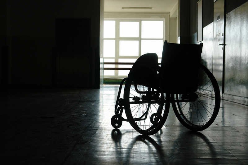 Opiekunowie "dorosłych" [url=http://www.shutterstock.com/pic-10952452/stock-photo-silhouette-of-empty-wheelchair-parked-in-hospital-hallway.html?src=p-125830145-2]osób niepełnosprawnych [/url] stracili świadczenia pielęgnacyjne. Teraz protestują jako "Wyk