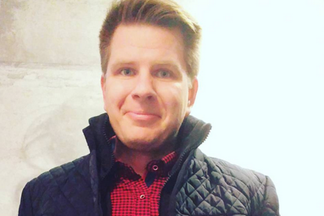 Filip Chajzer ubiera się na bazarze i wygrywa internet.