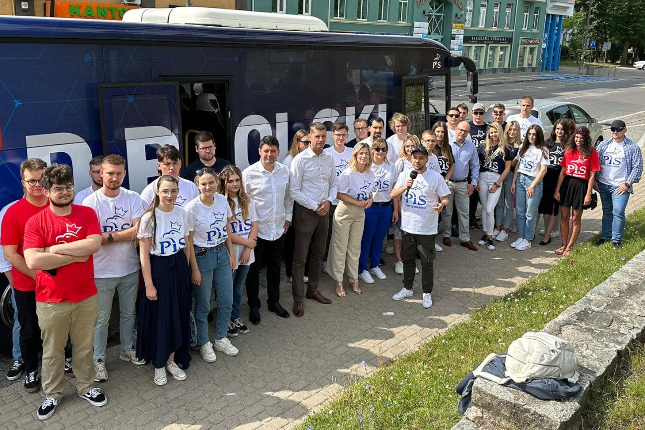 "Skrytki Platformy" w Elblągu. W propagandowej grze wzięli udział tylko działacze PiS "Skrytki Platformy" w Elblągu. W propagandowej grze wzięli udział tylko działacze PiS