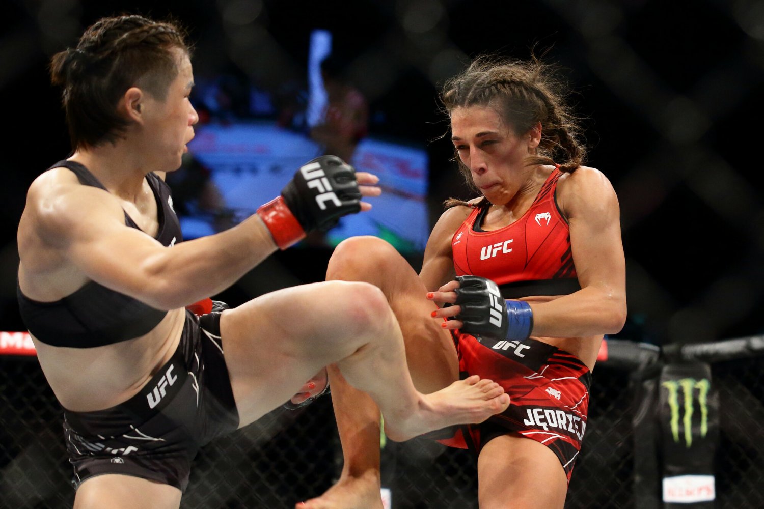 Joanna Jędrzejczyk przegrała z Zhang Wieli na gali UFC 275 i kończy karierę