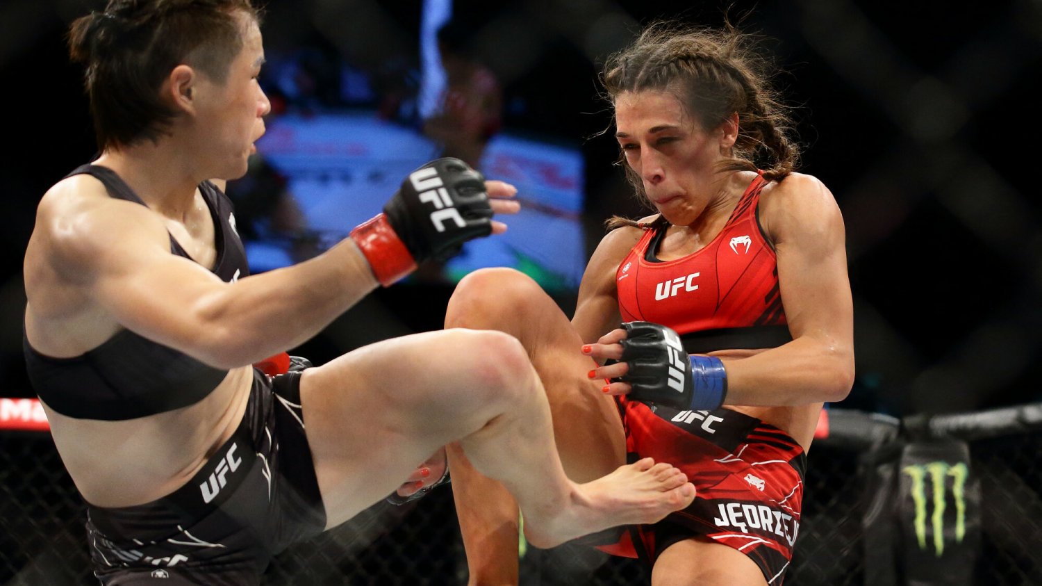 Joanna Jędrzejczyk przegrała z Zhang Wieli na gali UFC 275 i kończy karierę