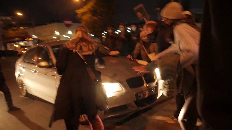 Na Puławskiej bmw wjechało w tłum protestujących.