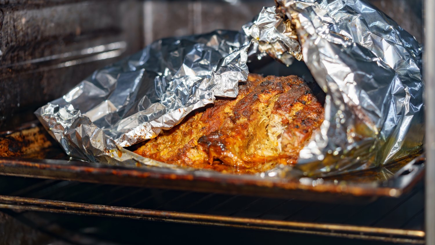 Folia aluminiowa jest świetna, ale nie do wszystkiego w kuchni. Tych produktów unikaj Czego nie owijać w folię aluminiową? Lista zakazanych rzeczy