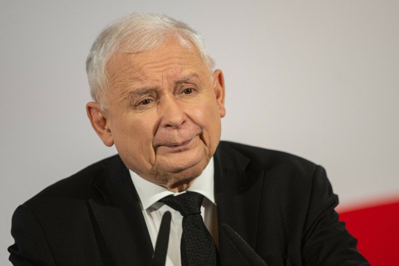 Jarosław Kaczyński ma przejść operację wstawienia endoprotezy stawu kolanowego