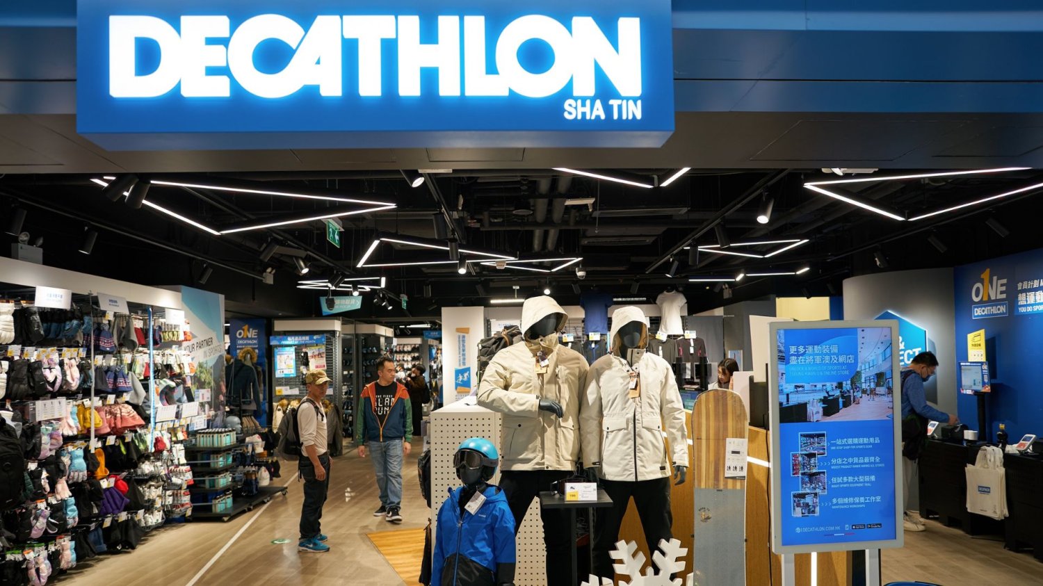 Decathlon wyprzedaje zimowe rzeczy.
