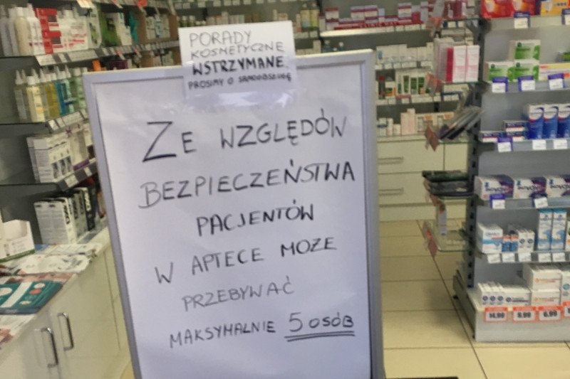 W aptekach są ograniczenia. Do środka może wejść tylko kilka osób, na zewnątrz kolejki. Ludzie zachowują odstęp.
