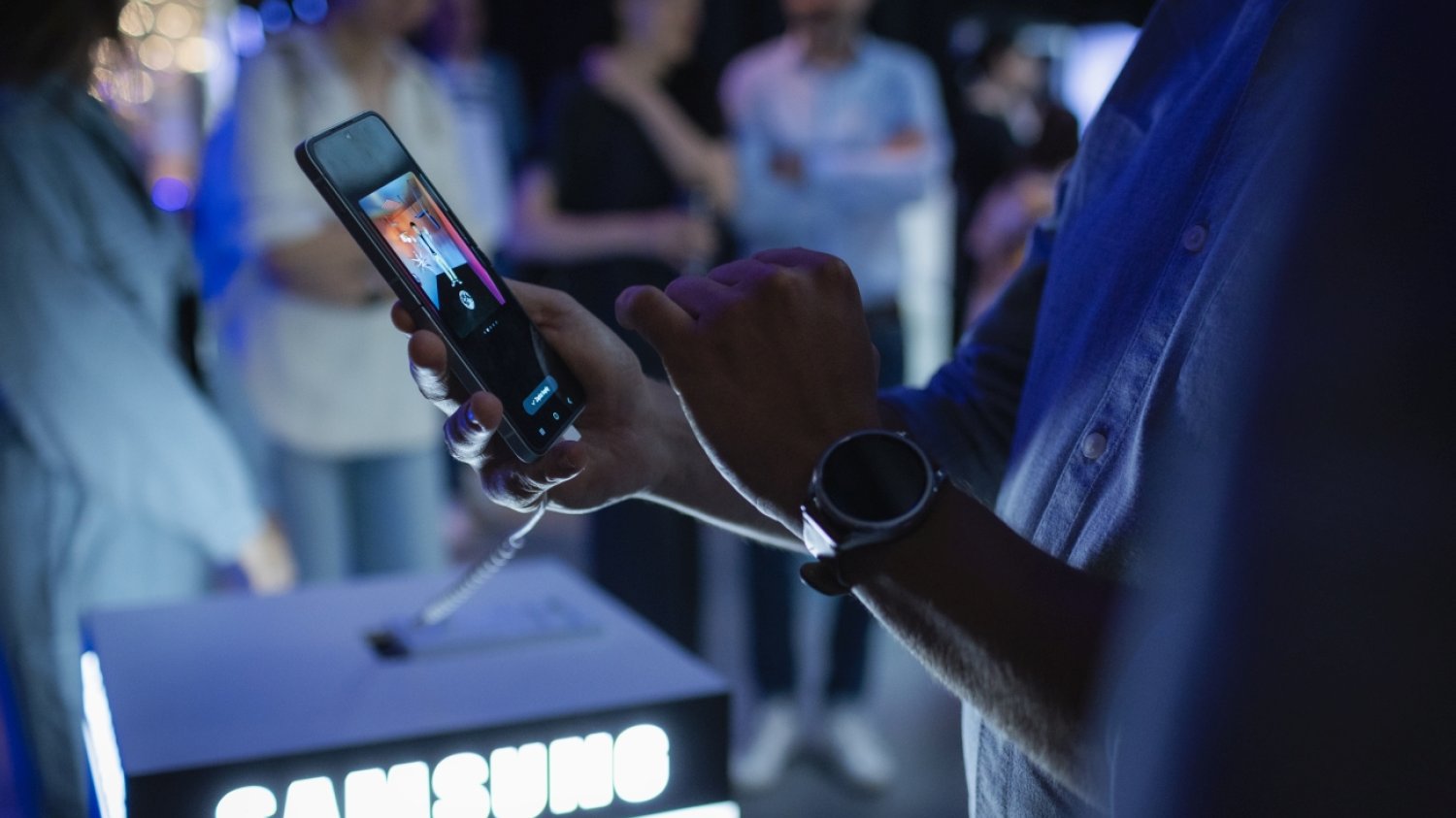 "Dzień Odkrywców z Samsung" to bezpłatne wydarzenie edukacyjno-technologiczne organizowane przez firmę Samsung w Centrum Nauki Kopernik w Warszawie. W tym roku odbędzie się 31 sierpnia 2025 pod hasłem "Przełącz się na zdrowszy tryb życia".