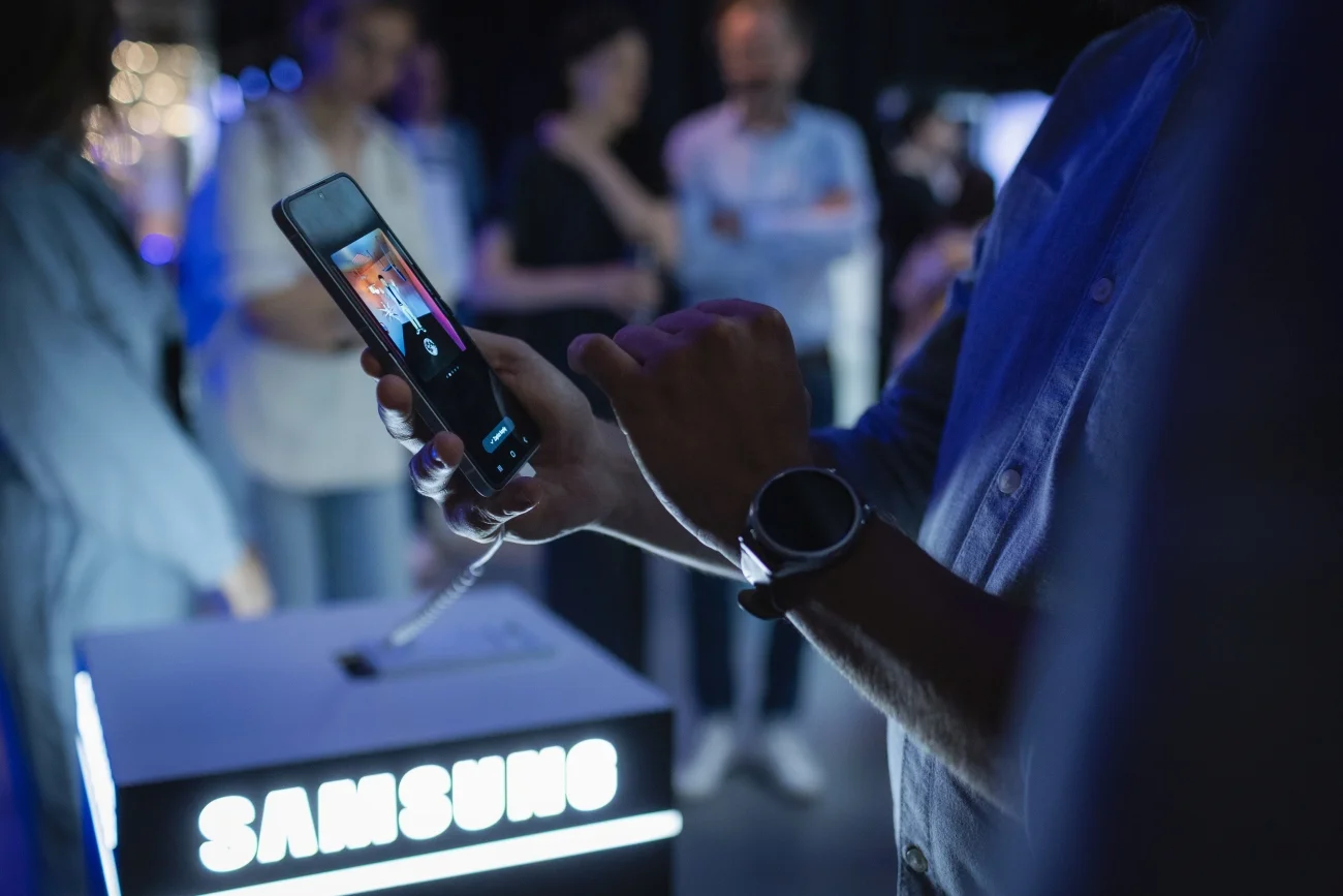 "Dzień Odkrywców z Samsung" to bezpłatne wydarzenie edukacyjno-technologiczne organizowane przez firmę Samsung w Centrum Nauki Kopernik w Warszawie. W tym roku odbędzie się 31 sierpnia 2025 pod hasłem "Przełącz się na zdrowszy tryb życia".