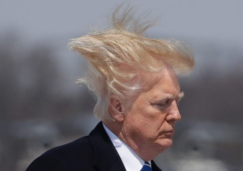 Dlaczego Donald Trump ma takie gęste włosy? Okazuje się, że sekret jego bujnej fryzury ma medyczne uzasadnienie.