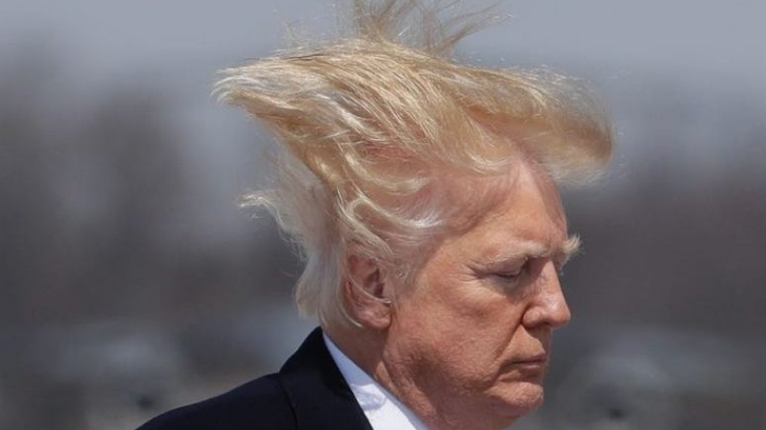 Dlaczego Donald Trump ma takie gęste włosy? Okazuje się, że sekret jego bujnej fryzury ma medyczne uzasadnienie.