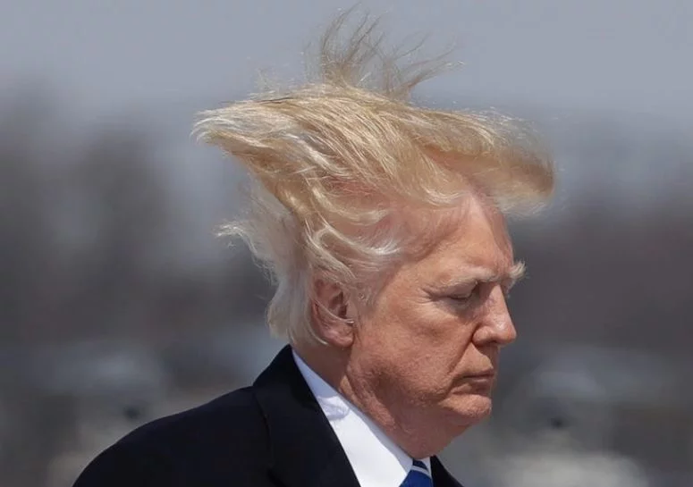 Dlaczego Donald Trump ma takie gęste włosy? Okazuje się, że sekret jego bujnej fryzury ma medyczne uzasadnienie.