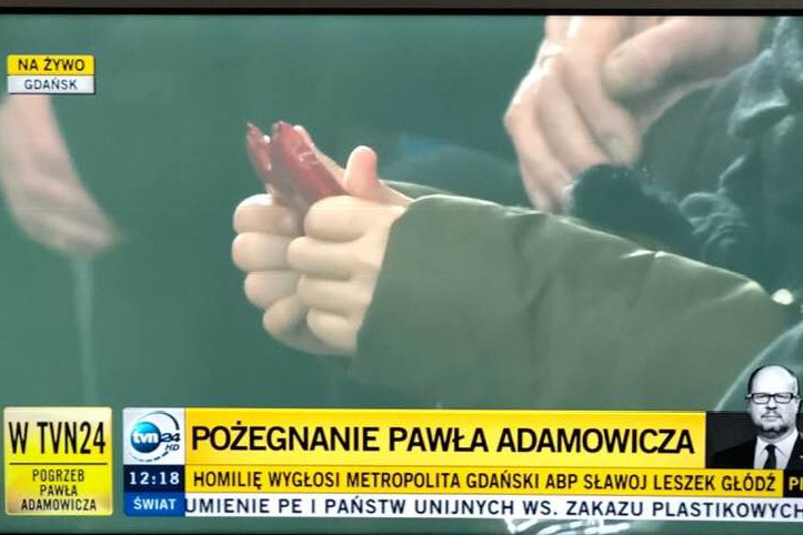 Kamery uchwycił serduszko, które trzyma w dłoniach młodsza córka zamordowanego Pawła Adamowicza