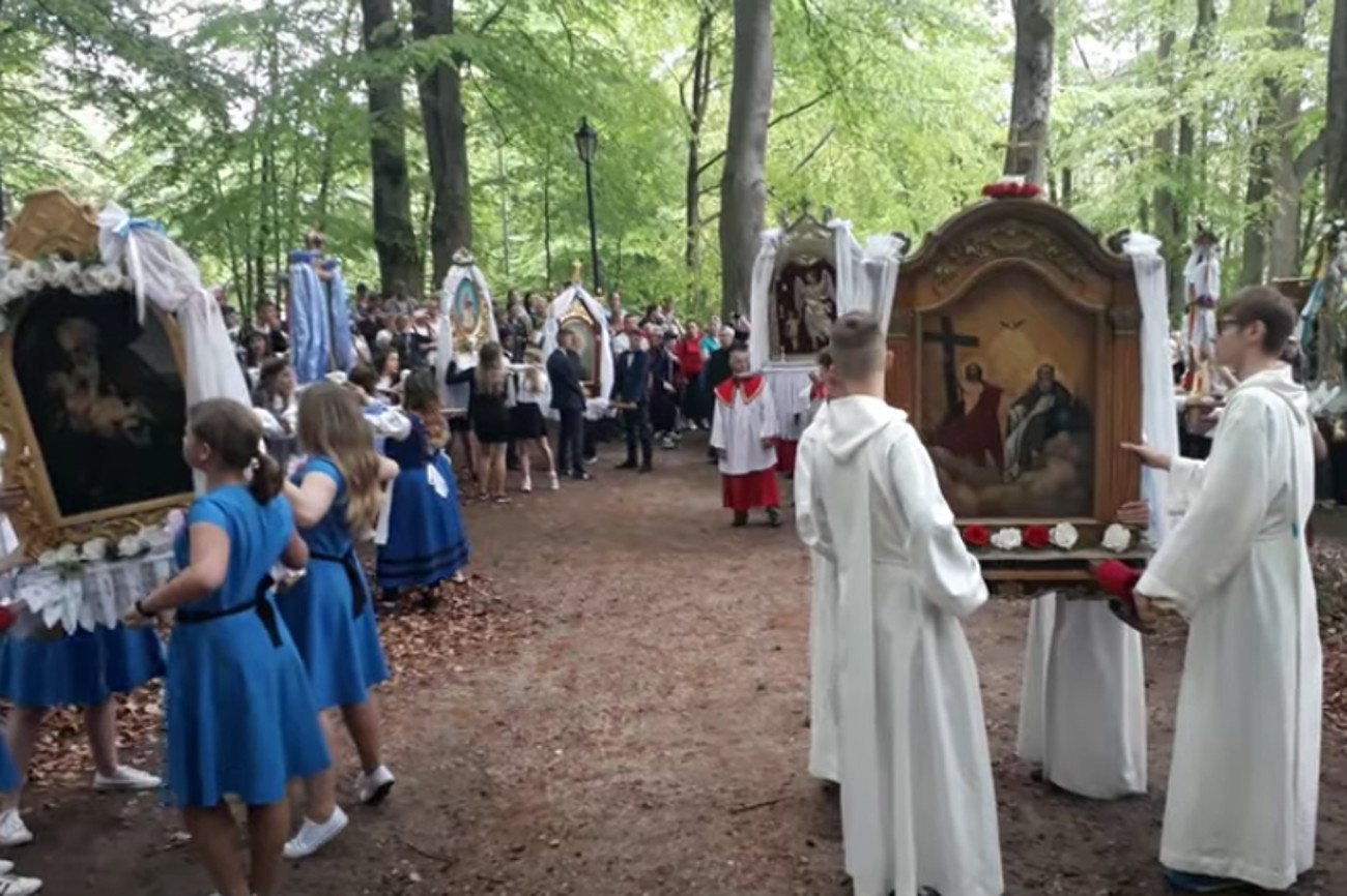 Od lat pokłon feretronów na Kaszubach wywołuje zdziwienie. Tradycja sięga kilkuset lat.