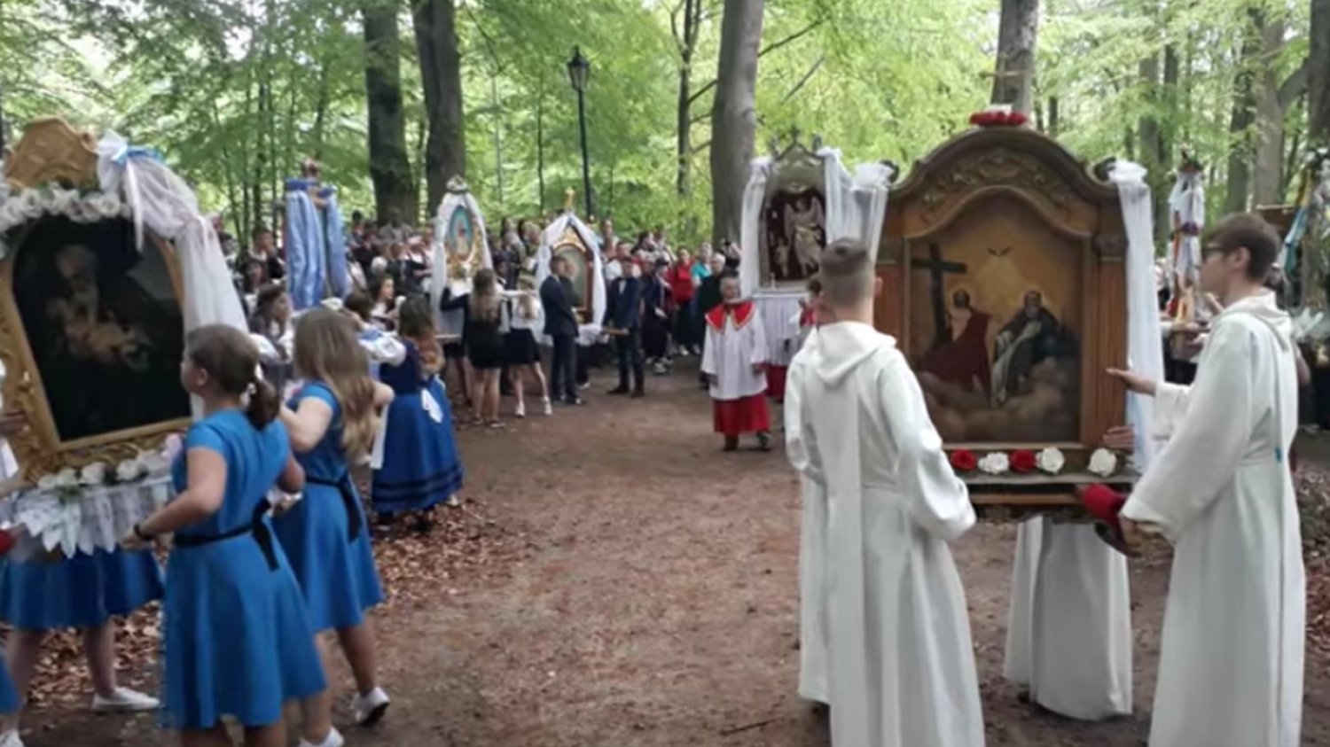 Od lat pokłon feretronów na Kaszubach wywołuje zdziwienie. Tradycja sięga kilkuset lat.