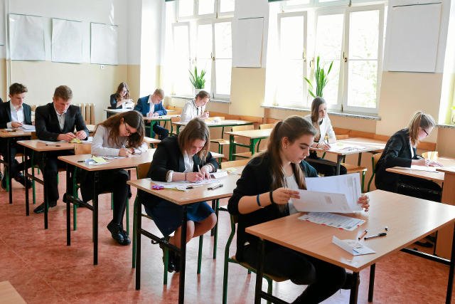 Gimnazjaliści piszą egzaminy i komentują zdawanie ich na Twitterze