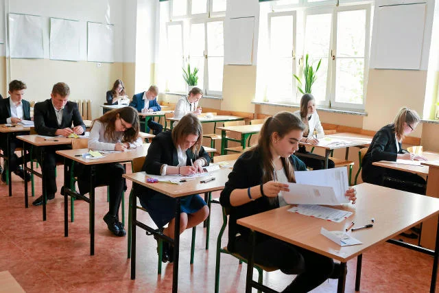 Gimnazjaliści piszą egzaminy i komentują zdawanie ich na Twitterze
