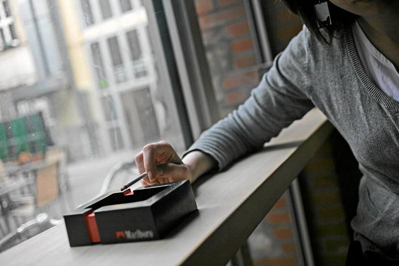 Polka, która pali papierosa w kawiarni