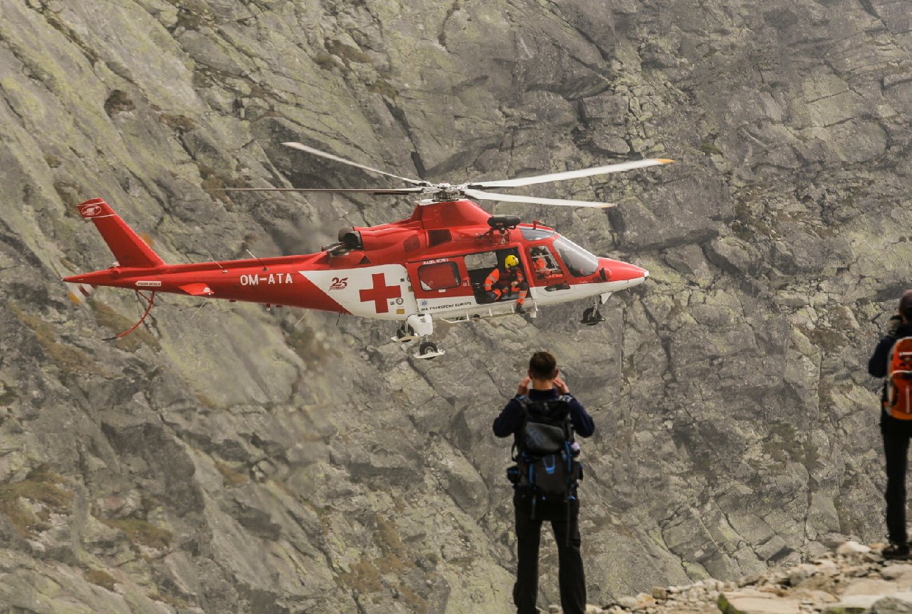 Pijany turysta runął z Rysów. Z wybitymi zębami i połamaną nogą trafił do szpitala