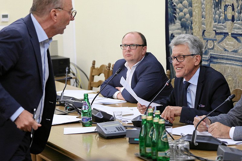 Były prokurator stanu wojennego, a dziś poseł PiS Stanisław Piotrowicz odmówił prac nad poprawką dającą prezesowi PiS Jarosławowi Kaczyńskiemu oficjalną władzę nad SN.