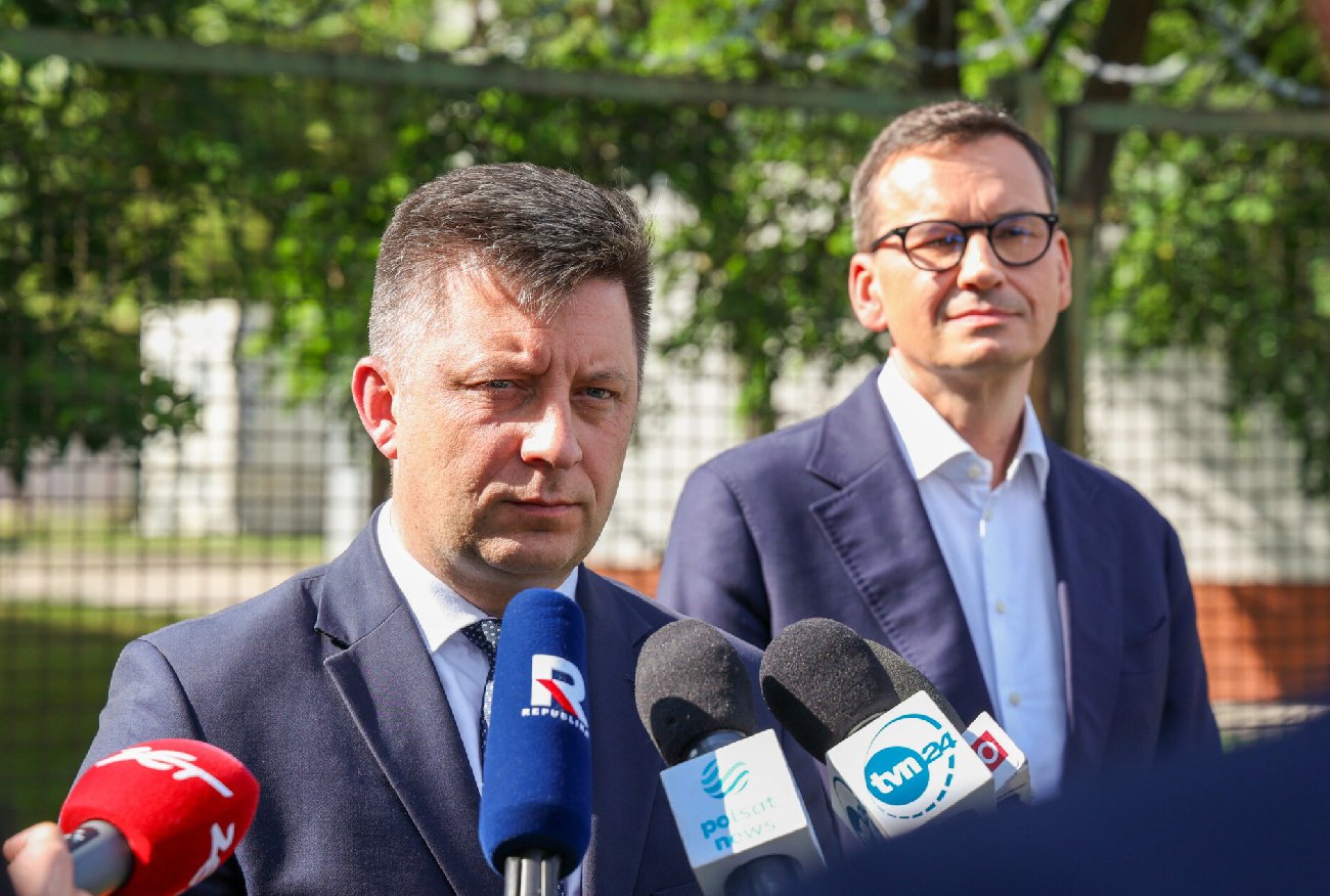 Kilka osób zatrzymanych ws. afery mailowej Dworczyka. Ujawniono, jakie usłyszeli zarzuty Michał Dworczyk i Mateusz Morawiecki