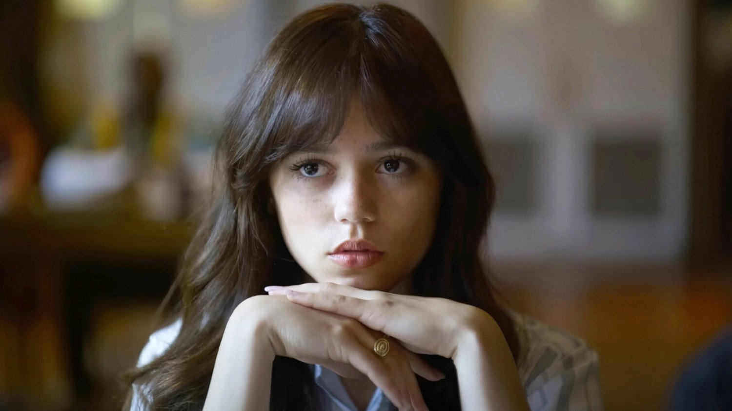 Jenna Ortega wystąpiła w scenie intymnej z Martinem Freemanem. Aktor jest starszy od niej o ponad 30 lat.