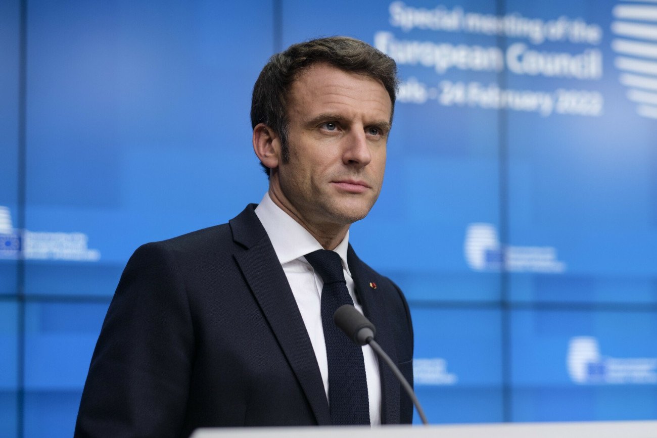 Emmanuel Macron potępił pomysł Władimira Putina z korytarzami humanitarnymi do Rosji.