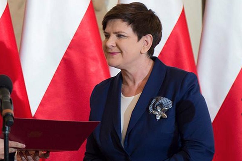 Dobrze, aby Beata Szydło uważniej zerknęła na ostatni sondaż i wysłała Polaków na urlop, bo kiepsko z poparciem.