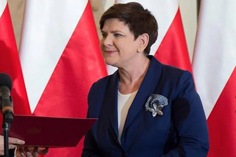 Dobrze, aby Beata Szydło uważniej zerknęła na ostatni sondaż i wysłała Polaków na urlop, bo kiepsko z poparciem.