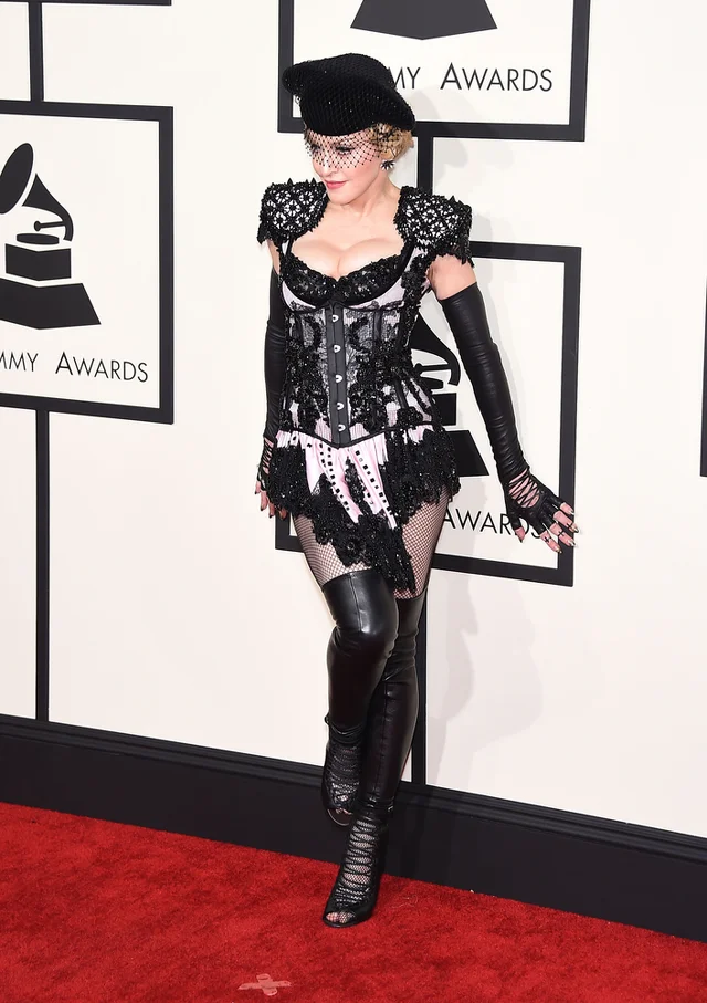 Madonna w szokującym stroju.
