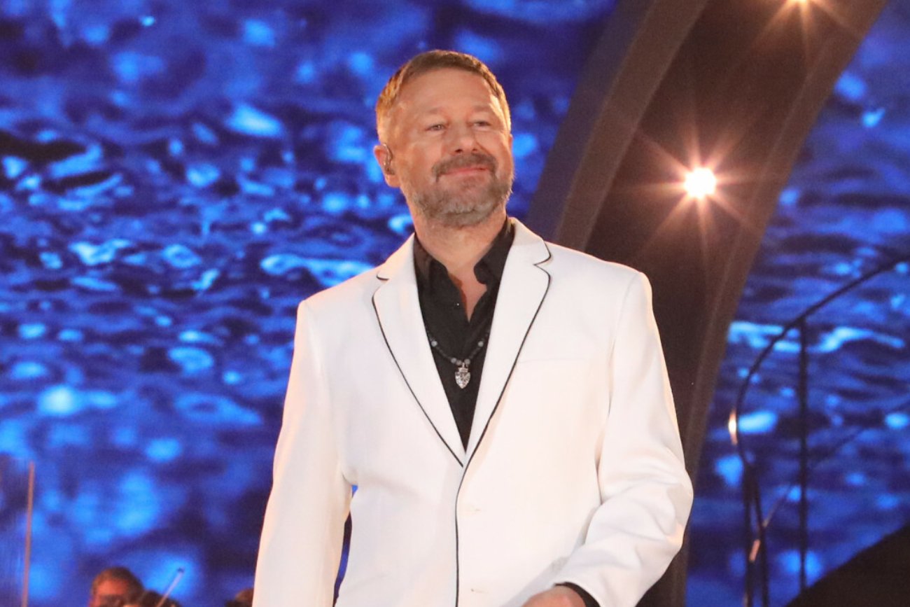 Andrzej Piaseczny mieszka z mamą i partnerem. Opowiedział o swoim związku