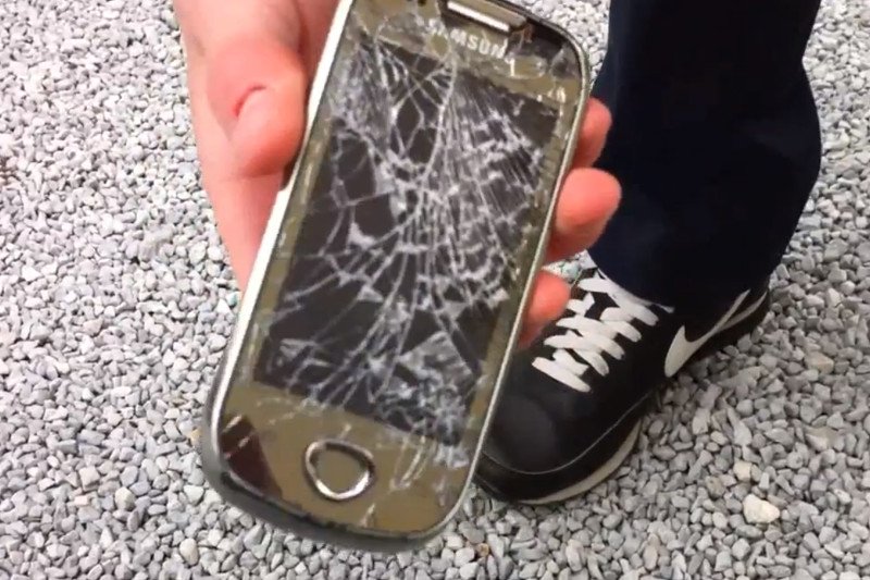 Szefowa salonu sprzedaży dostaje 1300 na rękę, teraz będzie pracować 2 miesiące za darmo, bo upuściła smartfona