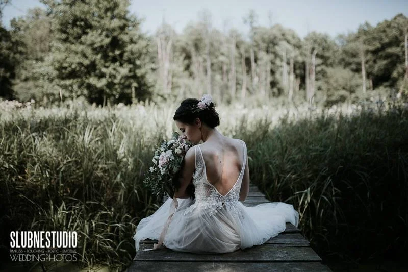 Delikatne zdjęcia w stylu boho to popularny trend w fotografii ślubnej