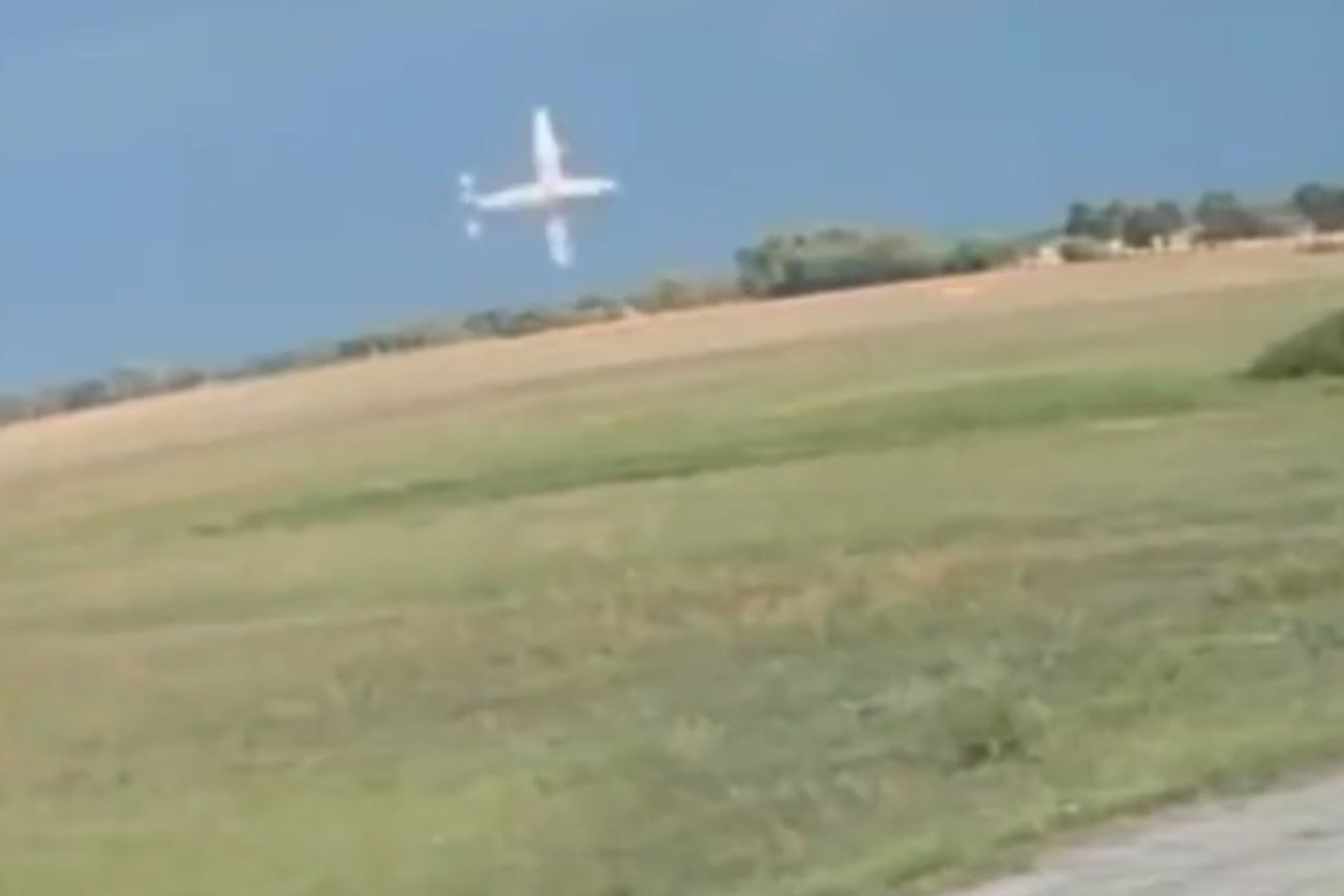 Monitoring zarejestrował moment uderzenia samolotu w hangar