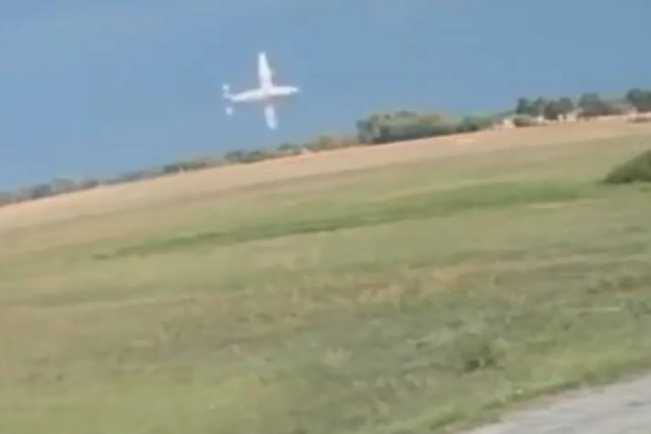 Monitoring zarejestrował moment uderzenia samolotu w hangar