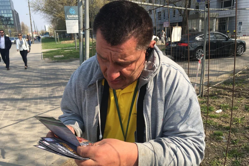 47-letni Radosław ma pierwszą grupę inwalidzką i od dziesięciu lat dorabia rozdając ulotki.
