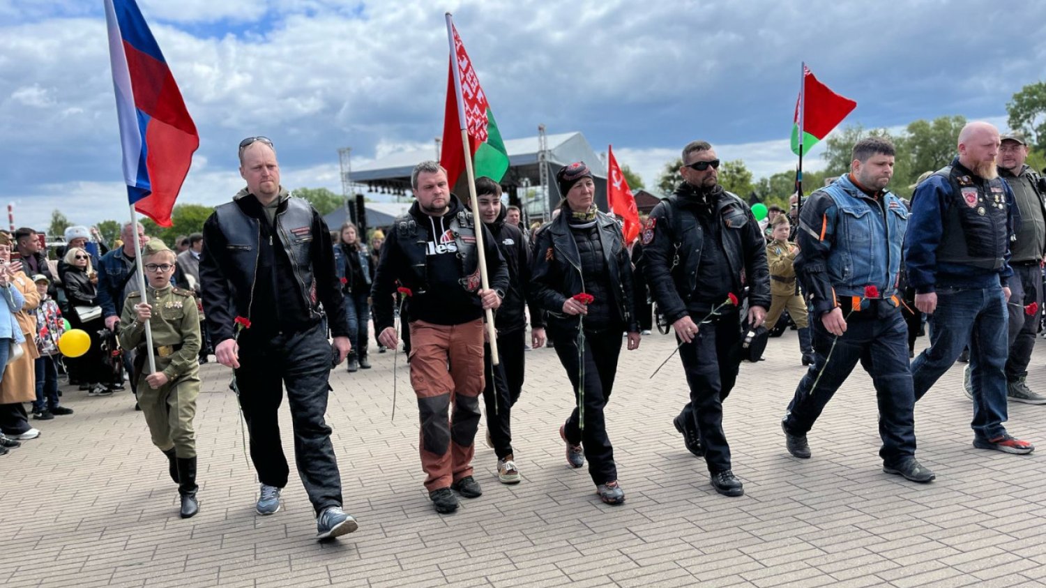 Popierają Putina, urządzili prowokację przy polskiej granicy. W tle groźna broń z Rosji Nocne Wilki i pocisk oriesznik. Prowokacja tuż przy granicy z Polską