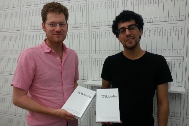 Michael Mandiberg (z lewej), jego asystent Jonathan Kiritharan oraz wydrukowana Wikipedia