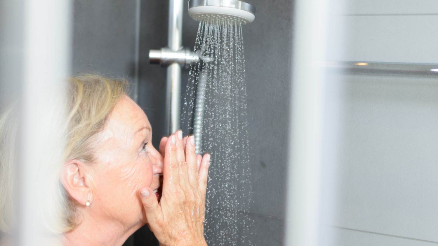 Jak często powinni się myć seniorzy? Rzadziej niż młodzi