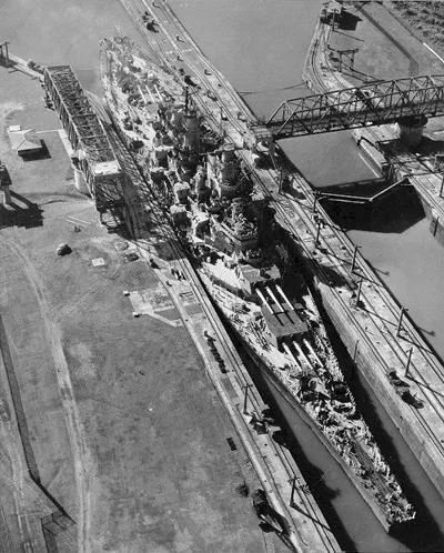 Przez kanał Panamski mogą przepływać nawet okręty wojenne (na zdjęciu USS Missouri)