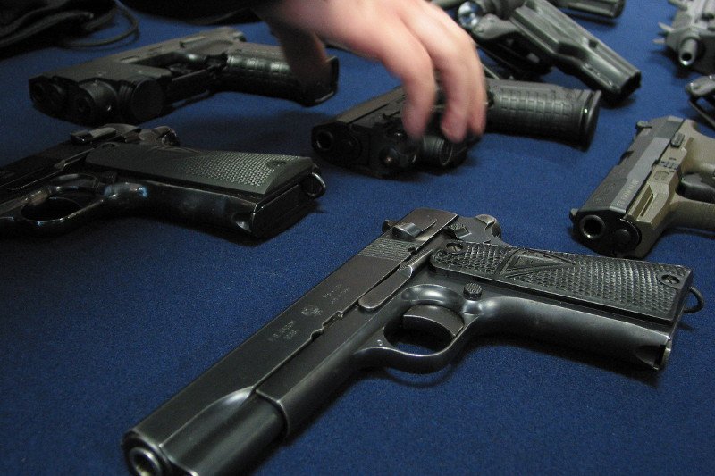 Po cichu, Prawo i Sprawiedliwość przepycha przez Sejm nowe przepisy dotyczące dostępu do broni.