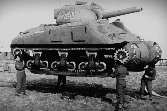 Makiety czołgów na polu bitwy? Tak. To autentyczna strategia Amerykanów w Normandii.