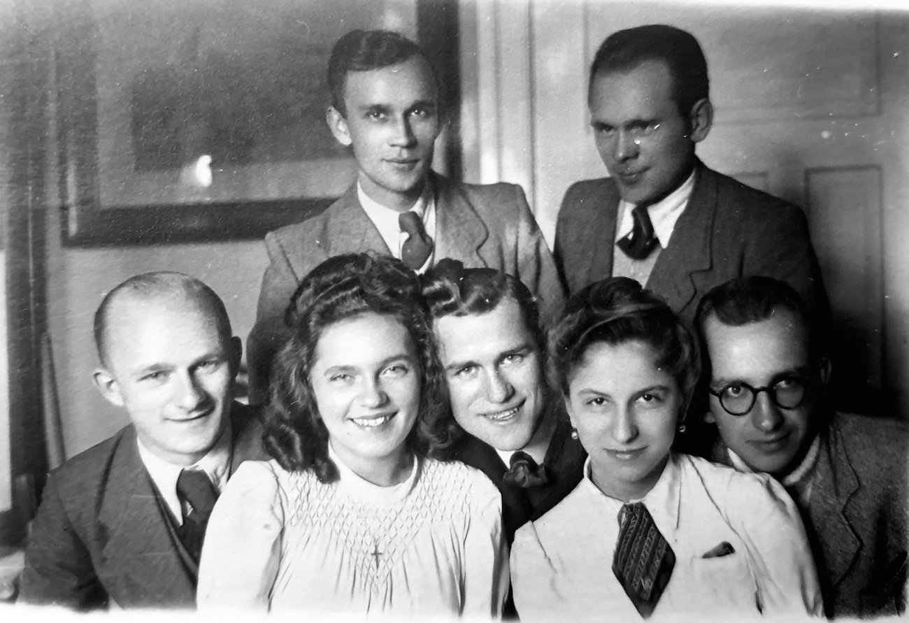 "Rodzinne sekrety 1943-1945. Zakładnicy wolności" to trzecia część cyklu powieściowego Niny Majewskiej-Brown, stanowiącego sagę historyczną o losach polskiej rodziny Zabierzyńskich na tle najbardziej dramatycznych wydarzeń XX wieku