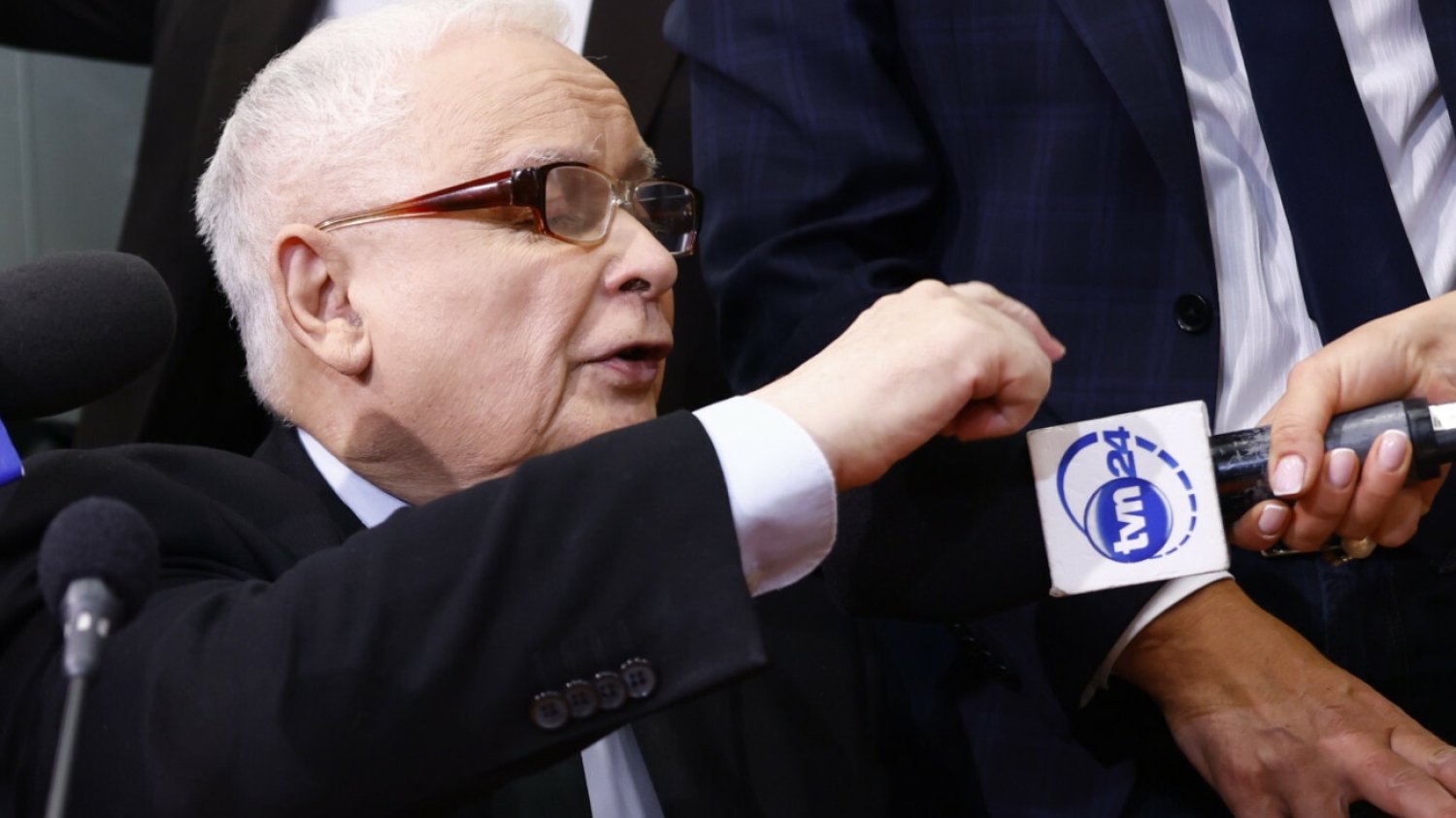 Jarosław Kaczyński nie wytrzymał po pytaniu dziennikarza TVN24. Jarosław Kaczyński nie wytrzymał po pytaniu dziennikarza TVN24.
