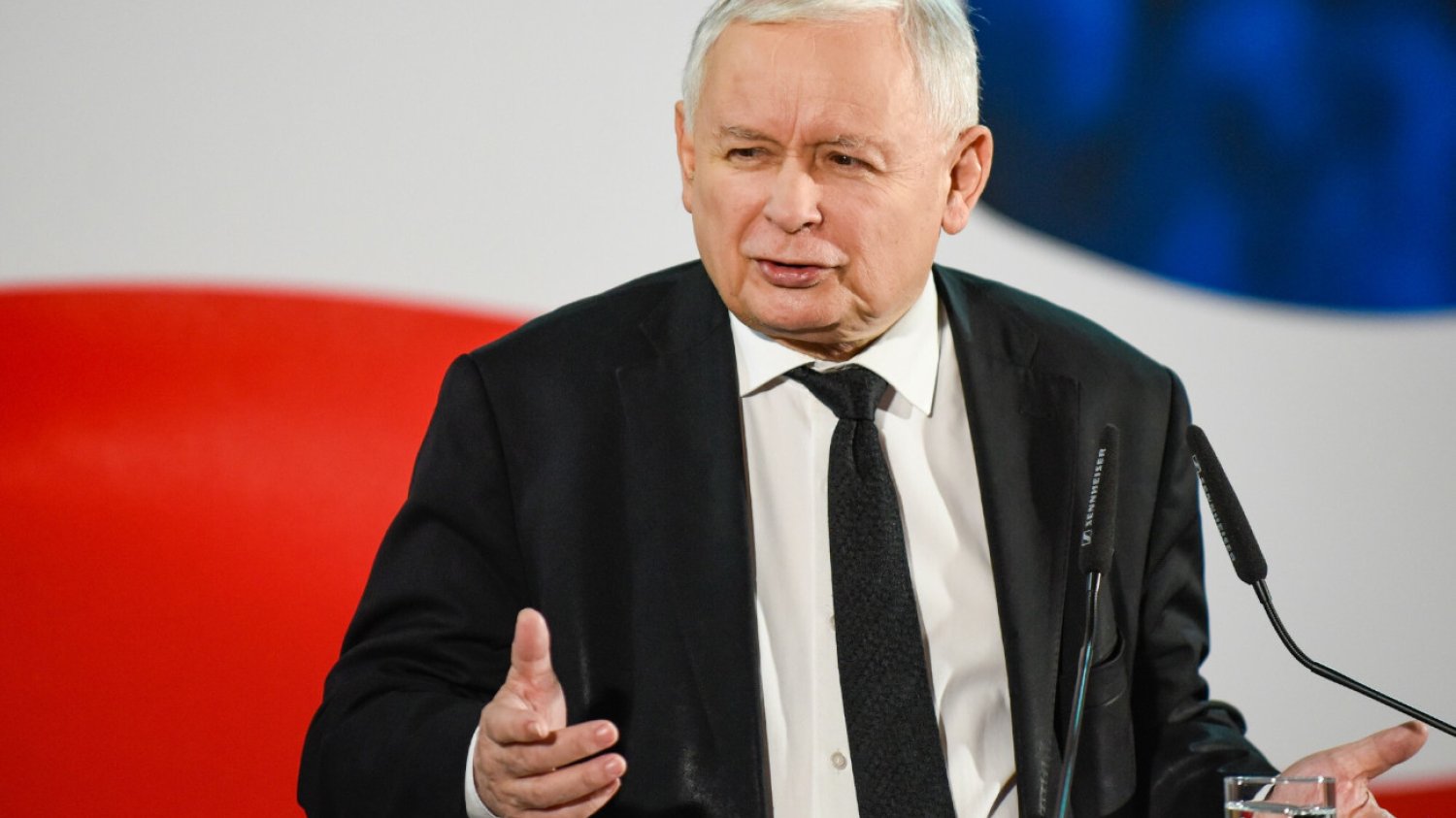 Kaczyński atakuje lekarzy za wysokie zarobki. Sugeruje też, że narażają pacjentów. Samorząd lekarzy odpiera zarzuty