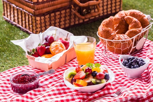 Piknik! Co zabrać ze sobą do koszyka?