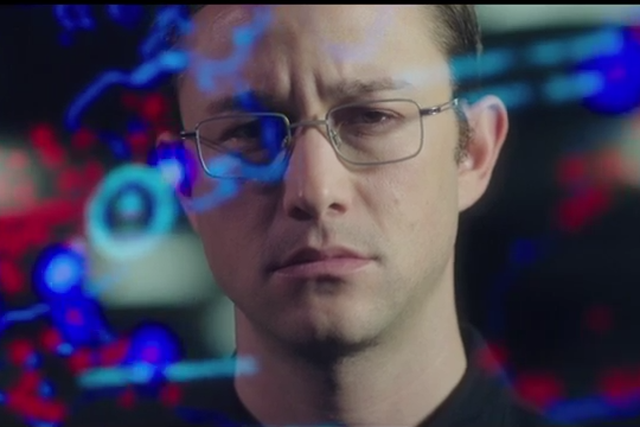 Joseph Gordon Levitt jako Edward Snowden.