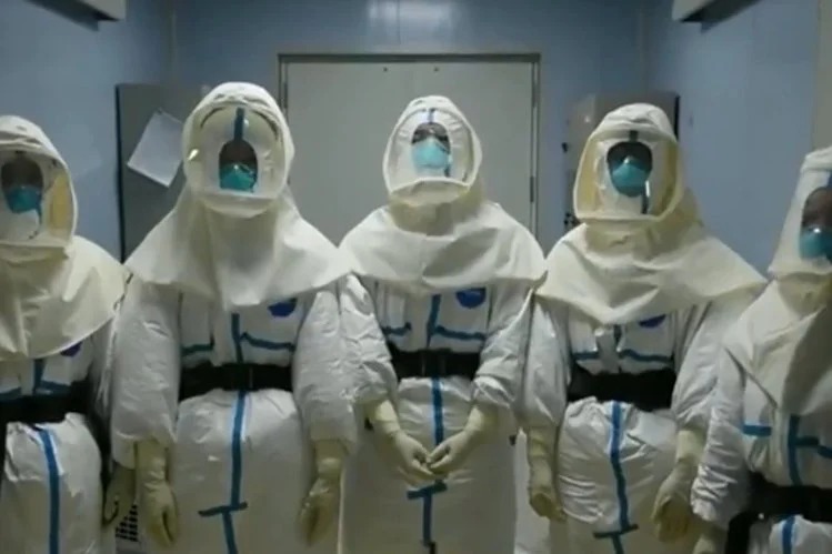 Jedna z teorii głosi, że niebezpieczny koronawirus "wydostał się" z podziemi National Biosafety Laboratory w Wuhan.