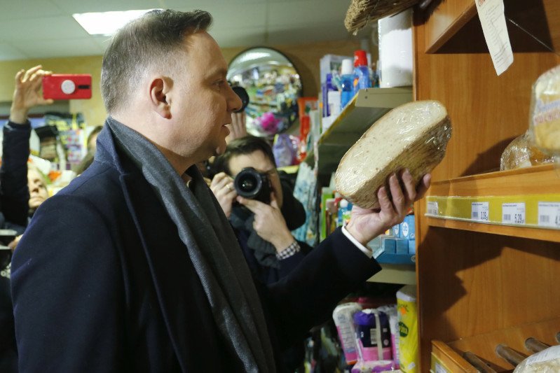 Andrzej Duda w sklepie spożywczym w Turku w czasie kampanii wyborczej w 2020 r.