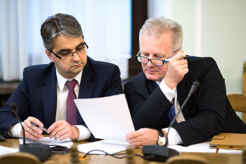 Marzec 2015 r. Wiceszef KNF Wojciech Kwaśniak ( z prawej ) na podkomisji nadzwyczajnej do spraw realizacji ustawy o SKOK