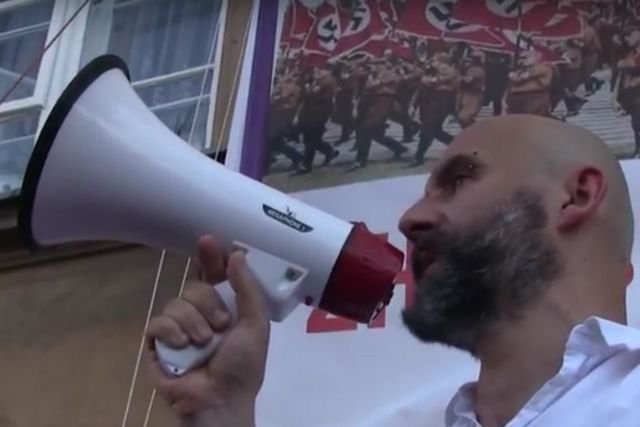 Baner Obywateli RP "Warszawa zhańbiona", który zawiera poza tym hasłem dwa zdjęcia: pochodu faszystów z 1933 i ONR-owców sprzed kilku lat.